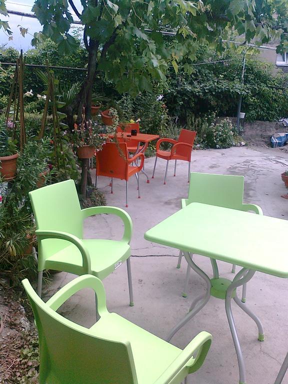 Guest House Medea Telavi Esterno foto